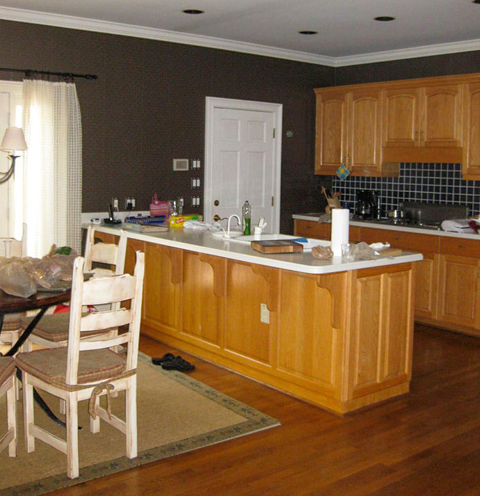 Nyitott, de sötét konyha, előtte