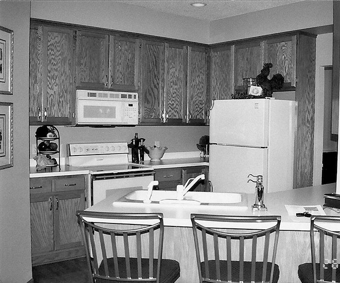 Kicsi leharcolt konyhából drámai hatású konyha, előtte