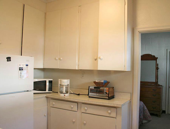 Kopott, sötét konyha, előtte