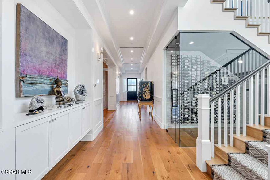 Cesar Millan háza - bejárat, borospince