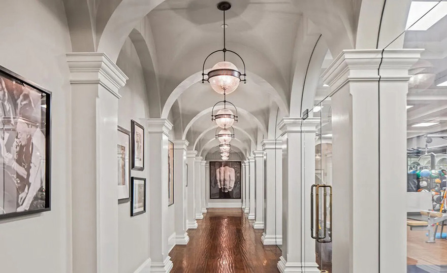 Mark Wahlberg luxusbirtoka - oszlopos folyósó