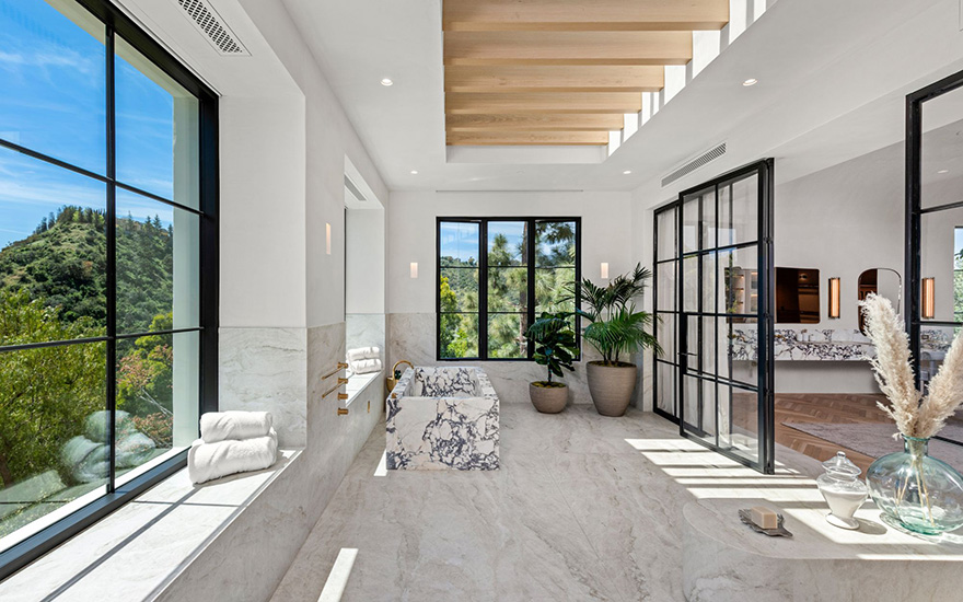 Drake Beverly Hills-i birtoka - fürdő