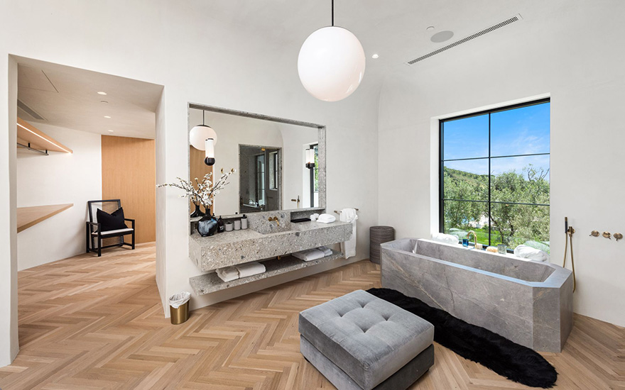 Drake Beverly Hills-i birtoka - fürdő