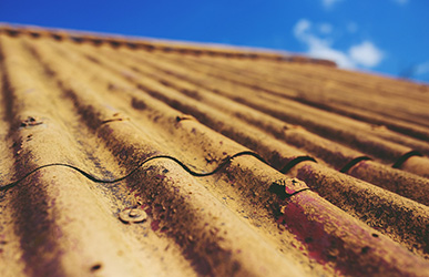 Az azbeszt káros hatásai: Mire kell figyelni az ingatlanvásárlásnál?