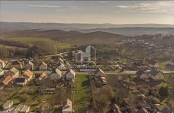 Eladó Csetényi lakóövezeti telek hirdetés (53497324)