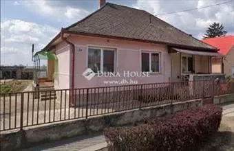 Eladó Komorói családi ház hirdetés (73753397) Eladó Komorói családi ház hirdetés (73753397)