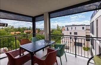 Eladó Balatonkenesei csúsztatott zsalus lakás hirdetés (22422333)