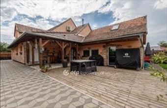 Eladó Velencei családi ház hirdetés (57975347)