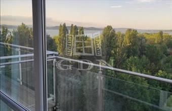 Eladó Balatonföldvári csúsztatott zsalus lakás hirdetés (49494994)