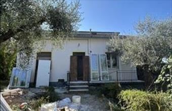 Eladó Olaszországi családi ház hirdetés (93772944)