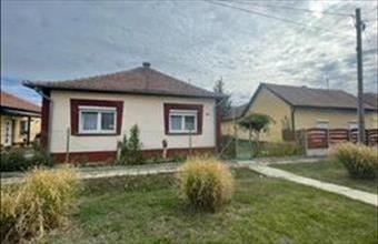 Eladó Újszászi családi ház hirdetés (54859748)