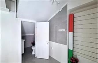 Kiadó Budapest V. kerületi üzlethelyiség utcafronton hirdetés (93867943)