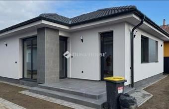 Eladó Hajdúsámsoni családi ház hirdetés (93359349)