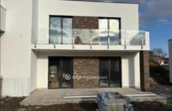 Eladó Balatonakarattyai tégla lakás hirdetés (54453668)