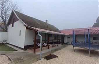 Eladó Csongrádi családi ház hirdetés (69619934)