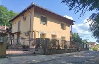 Eladó Úri családi ház hirdetés (64646686)