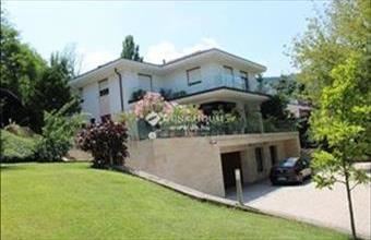 Eladó Budapest III. kerületi családi ház hirdetés (94716414)