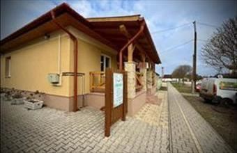 Kiadó Újszászi üzlethelyiség utcafronton hirdetés (38556744)