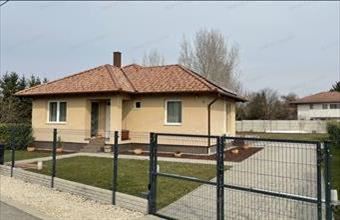 Eladó Vámosszabadi családi ház hirdetés (15151344)