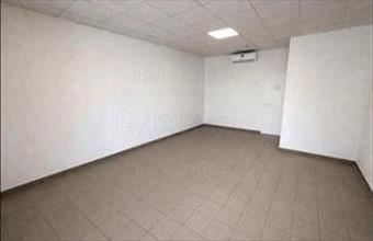 Kiadó Győri üzlethelyiség üzletházban hirdetés (76358376)