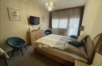 Eladó Egeri csúsztatott zsalus lakás hirdetés (74457739)