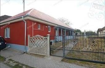 Eladó Császártöltési családi ház hirdetés (32139513)