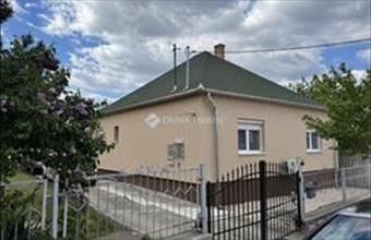 Eladó Komáromi családi ház hirdetés (37437789)