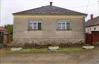 Eladó Pápateszéri családi ház hirdetés (96452245)