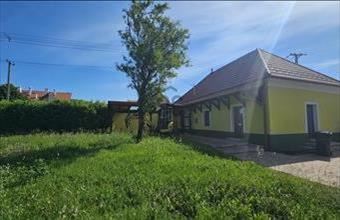 Eladó Vonyarcvashegyi családi ház hirdetés (73344337)