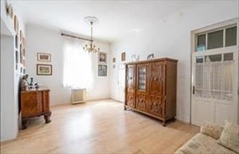 Eladó Budapest III. kerületi családi ház hirdetés (34122837)